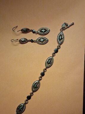 Vintage Gold-Tone Black Marquise Link Bracelet and Earrings Set